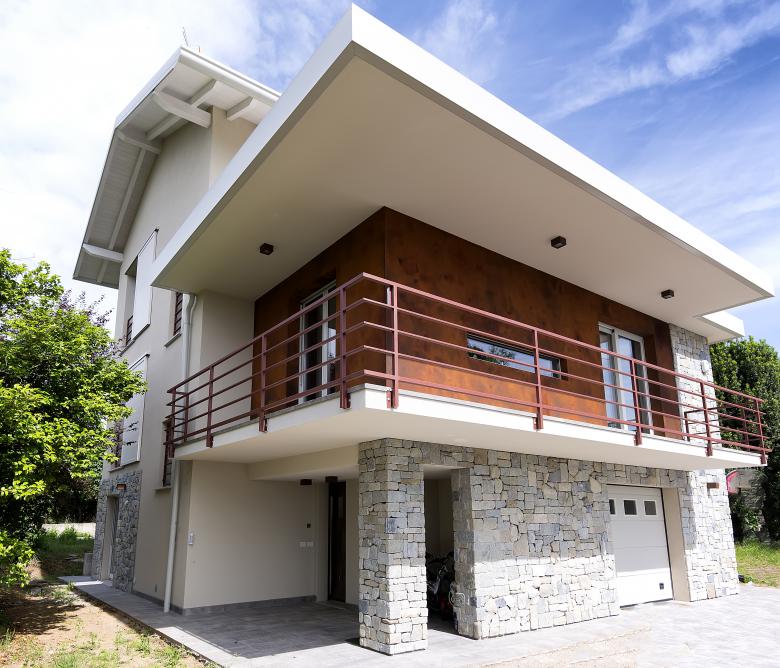 L’ampio pergolato all’esterno